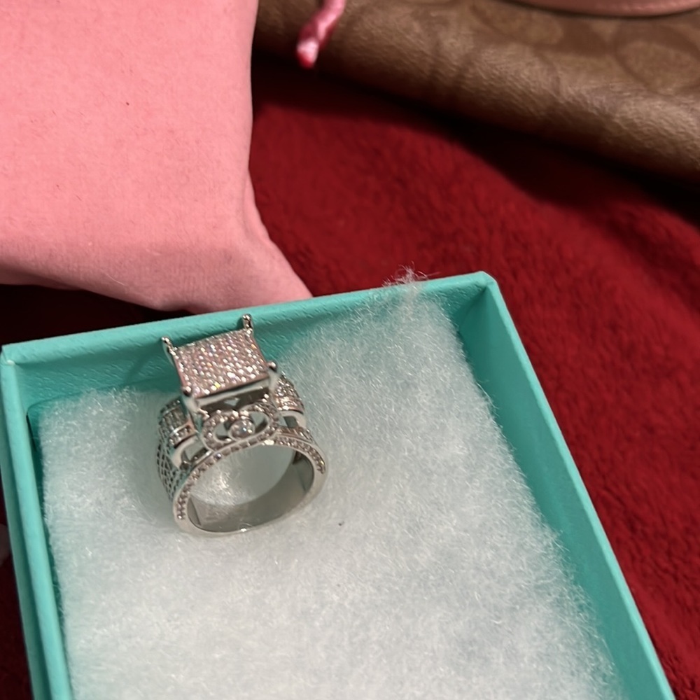 Fashionable Ring - Picture 3 of 5